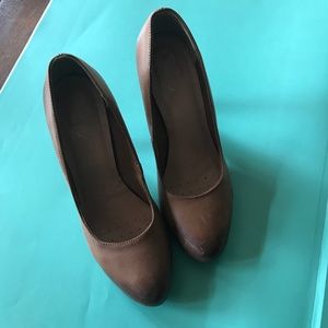 Brown leather high heels, Piazza